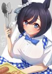  1girl absurdres animal_ears apron black_hair blue_apron blue_bow blue_bowtie blue_eyes blush bob_cut bow bowtie bread breasts checkered_apron checkered_clothes closed_mouth commentary_request ear_scrunchie eishin_flash_(umamusume) employee_uniform food gingham_apron gingham_clothes gingham_skirt hair_between_eyes high-waist_skirt highres holding holding_tongs holding_tray horse_ears horse_girl kobeya kobeya_uniform large_breasts mashiroken07 melon_bread plaid_apron plaid_clothes pleated_shirt scrunchie shirt short_hair short_sleeves skirt smile solo swept_bangs tongs tray umamusume waitress white_scrunchie white_shirt 