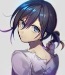 1boy alternate_hairstyle black_hair blurry blurry_foreground checkered commentary_request danganronpa depth_of_field from_behind grey_background hair_between_eyes highres huyuharu0214 looking_at_viewer looking_back male_focus motion_blur new_danganronpa_v3 ouma_kokichi ponytail purple_eyes purple_hair shirt short_hair simple_background solo torn_clothes torn_shirt upper_body white_shirt 