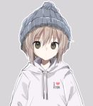  1girl beanie blue_headwear brown_hair closed_mouth clothes_writing english_text green_eyes grey_background grey_hoodie hat highres hood hood_down hoodie i_heart... looking_at_viewer nagato_yuki nanabuluku outline short_hair simple_background solo suzumiya_haruhi_no_yuuutsu upper_body white_outline 