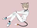  1boy animal_ears cat_boy cat_ears cat_tail closers formal full_body gloves green_eyes highres light_brown_hair looking_at_viewer male_focus mistilteinn_(closers) pants pink_background sanbo_(apple_1020) simple_background smile solo suit tail white_gloves white_pants white_suit 