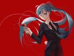  alcohol aqua_eyes aqua_hair arm_behind_back black_neckwear black_suit chinese_commentary commentary cup drinking_glass formal hatsune_miku highres holding holding_cup jijing_zishui long_hair looking_at_viewer necktie red_background smile splashing suit twintails upper_body very_long_hair vocaloid wine wine_glass 