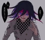  1boy bangs black_hair blood blood_on_face checkered checkered_neckwear checkered_scarf commentary_request crazy_smile danganronpa double-breasted grey_background grey_jacket hair_between_eyes hand_up highres iumi_urura jacket long_sleeves looking_at_viewer male_focus medium_hair multicolored_hair new_danganronpa_v3 ouma_kokichi purple_eyes purple_hair scarf simple_background smile solo speech_bubble straitjacket translation_request upper_body upper_teeth 