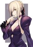 1girl absurdres artoria_pendragon_(all) bangs black_bow border bow breasts choker cleavage eyebrows_visible_through_hair fate/stay_night fate_(series) grey_background grin hair_between_eyes hair_bow highres long_sleeves looking_at_viewer outside_border purple_choker saber_alter shiraue3 short_hair_with_long_locks shrug_(clothing) sidelocks silver_hair small_breasts smile solo upper_body white_border yellow_eyes 