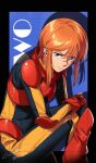  1girl artist_name black_bodysuit black_border blue_background blue_eyes bodysuit boots border character_name closed_mouth dated elbow_pads expressionless gloves gundam gundam_zz hair_between_eyes hand_on_own_knee looking_at_viewer normal_suit orange_hair outside_border pilot_suit puru_two red_footwear red_gloves short_hair short_hair_with_long_locks shoulder_pads sidelocks signature simple_background sitting solo werkbau 