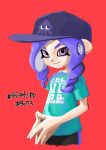  1girl aqua_shirt baseball_cap closed_mouth commentary_request cropped_torso drill_hair eyebrow_cut hat highres long_hair octoling octoling_girl octoling_player_character pink_eyes print_shirt purple_hair red_background shirt simple_background smile solo splatoon_(series) splatoon_3 tentacle_hair twin_drills upper_body xdies_ds 