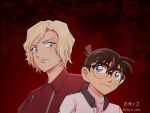  1girl artist_name asymmetrical_hair black-framed_eyewear black_hair blonde_hair blue_eyes burn_scar closed_mouth edogawa_conan eye_contact glasses jacket long_sleeves looking_at_another looking_to_the_side meitantei_conan portrait red_background red_jacket scar shika_no_conan short_hair smile twitter_username wavy_hair white_jacket yelenika_lavrentyeva 