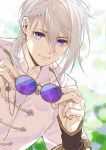  1boy blue_eyes chinese_clothes eastern_socialite_attire fate/grand_order fate_(series) gao_changgong_(fate) grey_hair hair_between_eyes highres holding holding_eyewear looking_at_viewer male_focus purple_eyes senzaki_makoto short_ponytail silver_hair smile solo sunglasses tangzhuang 