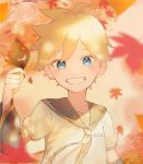  1boy arm_warmers autumn_leaves bass_clef black_collar blonde_hair blue_eyes blurry blurry_background blurry_foreground collar commentary falling_leaves grin highres holding holding_leaf kagamine_len leaf looking_at_viewer male_focus necktie sailor_collar shirt short_sleeves smile smiley_face solo spiked_hair vocaloid white_shirt yellow_neckwear zarame_(komayaba) 