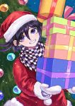 1boy alternate_costume bangs black_hair box checkered checkered_scarf christmas christmas_tree commentary_request danganronpa_(series) danganronpa_v3:_killing_harmony flipped_hair fur-trimmed_headwear gift gift_box gloves grin hair_between_eyes hat highres holding holding_box long_sleeves looking_at_viewer male_focus ouma_kokichi purple_eyes purple_hair red_headwear sack santa_costume santa_hat scarf short_hair smile snowing solo tei_(auntaso) upper_body white_gloves 