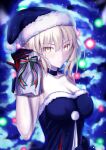  1girl artoria_pendragon_(all) bag bangs blue_choker blue_headwear blue_theme blurry blurry_background breasts choker cleavage closed_mouth collarbone eyebrows_visible_through_hair fate/grand_order fate_(series) fur-trimmed_headwear gloves hair_between_eyes hat highres holding holding_bag looking_at_viewer medium_breasts neko_daruma santa_alter santa_hat short_hair silver_hair solo strapless upper_body yellow_eyes 