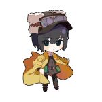  1girl androgynous belt belt_pouch black_footwear black_hair blush_stickers brown_belt brown_headwear brown_jacket brown_pants chibi closed_mouth coat commentary dot_mouth expressionless full_body fur_hat goggles goggles_on_headwear green_eyes hair_between_eyes hat jacket kino_(kino_no_tabi) kino_no_tabi looking_at_viewer outstretched_arm pale_skin pants pouch short_hair simple_background solo standing tomboy trench_coat ushanka white_background ydpfa yellow_coat 