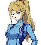  1girl blonde_hair blue_bodysuit blue_eyes bodysuit breasts high_ponytail highres long_hair looking_at_viewer medium_breasts metroid mole mole_under_mouth parted_lips phiphi-au-thon ponytail samus_aran simple_background solo upper_body v-shaped_eyebrows white_background zero_suit 