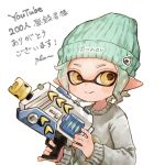  1girl aqua_hair aqua_hat artist_name beanie closed_mouth grey_sweater hat holding inkling inkling_girl inkling_player_character plum0o0 pointy_ears rapid_blaster_(splatoon) short_eyebrows short_hair signature simple_background smile solo splatoon_(series) sweater tentacle_hair white_background yellow_eyes 