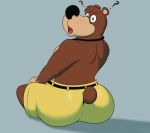  2024 absurd_res anthro banjo-kazooie banjo_(banjo-kazooie) bear big_butt black_nose blue_eyes bottomwear brown_body brown_ears brown_fur brown_hair brown_tail butt clothing colossalstars confusion digital_media_(artwork) fur grey_background hair hi_res jewelry looking_back male mammal multicolored_body multicolored_fur necklace question_mark rareware rear_view short_tail shorts simple_background sitting solo tail thick_thighs tongue two_tone_body two_tone_fur yellow_bottomwear yellow_clothing yellow_shorts 