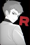  1boy archer_(pokemon) black_background closed_mouth highres jacket logo looking_back male_focus nakikot_t pokemon pokemon_heartgold_and_soulsilver shirt short_hair smile solo spot_color team_rocket upper_body 