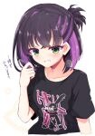  1girl absurdres alt_text black_hair black_shirt blush breath clothes_writing come_hither commentary_request cropped_torso crossed_bangs eyes_visible_through_hair green_eyes grin hakutocake half_updo hand_up highres limelight_lemonade_jam medium_hair motion_lines multicolored_hair nabari_anju naughty_face ponytail puff_of_air purple_streaks shirt short_ponytail short_sleeves simple_background single_hair_intake smile solo streaked_hair sweatdrop t-shirt translation_request upper_body white_background 