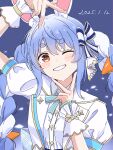  1girl ama_(ama_ekaku) animal_ear_fluff animal_ears aqua_bow aqua_bowtie arm_above_head back_bow blue_background blue_bow blue_hair blush_stickers bow bowtie braid buttons carrot_hair_ornament collared_shirt commentary dated dated_commentary dot_nose double_inward_v double_v food-themed_hair_ornament frilled_wrist_cuffs frills gold_trim grin hair_bow hair_ornament hand_up head_tilt highres hikimayu hololive hololive_idol_uniform_(bright) idol_clothes jacket long_hair looking_at_viewer multicolored_hair official_alternate_costume one_eye_closed orange_eyes parted_bangs plaid_bow puffy_short_sleeves puffy_sleeves rabbit-shaped_pupils rabbit_ears rabbit_girl shirt short_eyebrows short_sleeves sidelocks smile solo star_(symbol) striped_bow symbol-shaped_pupils thick_eyebrows twin_braids two-tone_bow two-tone_hair upper_body usada_pekora v virtual_youtuber white_hair white_jacket white_shirt white_wrist_cuffs wrist_cuffs 