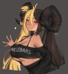  1girl ahoge aife_(zana) bangs bare_shoulders blonde_hair blush borrowed_character breasts brown_hair clothes_writing collarbone commentary curled_horns dark_skin dark_skinned_female english_commentary grey_background hair_between_eyes heart horns large_breasts light_smile long_hair long_sleeves looking_at_viewer multicolored_hair original purple_eyes purple_nails simple_background solo terupancake twintails twitter_username two-tone_hair upper_body 