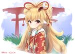  1girl animal_ears blonde_hair closed_mouth dated floral_print granblue_fantasy grass hair_ribbon highres japanese_clothes kimono klaius looking_at_viewer mahira_(granblue_fantasy) obi print_kimono red_eyes red_kimono red_ribbon ribbon sash solo tassel torii twitter_username upper_body white_sash 