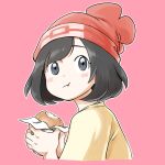  1girl :t bangs beanie black_hair blush closed_mouth commentary_request eating eyelashes food grey_eyes hands_up hat highres holding holding_food korean_commentary looking_back malasada nutkingcall outline pink_background pokemon pokemon_(game) pokemon_sm red_headwear selene_(pokemon) shirt short_hair simple_background solo upper_body yellow_shirt 