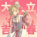  1girl absurdres blonde_hair braid chinese_clothes chinese_text flower gradient_background green_eyes grin hair_flower hair_ornament hand_fan hand_up hanfu highres holding holding_fan ikedahanaga long_hair long_sleeves looking_at_viewer low_twin_braids pink_background pink_flower pink_hanfu puffy_long_sleeves puffy_sleeves reverse:1999 shuangyaji smile solo sotheby sotheby_(the_red_thread_of_fate) twin_braids upper_body 