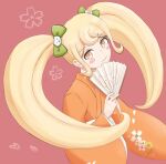  1girl blonde_hair blush blush_stickers bow closed_mouth commentary danganronpa_(series) danganronpa_2:_goodbye_despair english_commentary eyelashes green_bow hair_bow hand_fan holding holding_fan japanese_clothes kimono long_hair orange_kimono red_background rhemy_(rhemydraw) saionji_hiyoko simple_background smile solo twintails upper_body yellow_eyes 