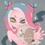  1girl artist_name blue_hair bright_pupils claw_pose closed_mouth commentary_request gradient_hair grey_background hair_horns hair_ornament highres li'l_judd_(splatoon) long_hair looking_at_viewer multicolored_hair octoling octoling_girl octoling_player_character pink_hair raised_eyebrow slit_pupils smile sparkle splatoon_(series) sub_kiiro tentacle_hair twitter_username two-tone_hair white_pupils x_hair_ornament yellow_eyes 