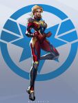 1girl absurdres blonde_hair blue_bodysuit blue_eyes bodysuit captain_marvel_(carol_danvers) clenched_hands commentary english_commentary full_body gold_trim gradient_background grey_background highres knee_pads knee_up marvel marvel_rivals marvel_rivals_(style) medium_hair multicolored_bodysuit red_bodysuit red_lips shim0rin solo superhero_costume twitter_username white_bodysuit 