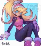  1girl artist_name black_bodysuit blonde_hair blue_background blue_eyes blush bodysuit border breasts ciel_(mega_man) closed_mouth commentary dakusuta dot_nose full_body gloves hand_on_own_leg helmet high_heels highres legs_together long_hair looking_at_viewer mega_man_(series) mega_man_zero_(series) outside_border pink_helmet pink_shoes ponytail shoes sitting small_breasts smile solo watermark white_border white_gloves 