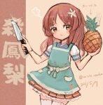  1girl apron blue_apron blue_sailor_collar brown_background brown_eyes brown_hair commentary_request cowboy_shot dated flower food fruit hair_flower hair_ornament highres holding holding_food holding_fruit holding_knife kantai_collection knife long_hair pineapple pleated_skirt puffy_short_sleeves puffy_sleeves red_skirt sailor_collar sailor_shirt shirt short_sleeves skirt solo standing thighhighs translation_request twitter_username wavy_hair white_legwear white_shirt wss_(nicoseiga19993411) yashiro_(kancolle) 