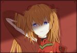  1girl arm_behind_head asuka_hk blue_eyes bodysuit breasts chinese_commentary closed_mouth commentary_request crack_of_light evangelion:_2.0_you_can_(not)_advance hair_between_eyes highres hood hoodie interface_headset_(evangelion) long_hair mecha_pilot_suit medium_breasts neon_genesis_evangelion orange_hair plugsuit_(evangelion) rebuild_of_evangelion red_background red_bodysuit red_hoodie simple_background solo souryuu_asuka_langley two_side_up upper_body viewfinder 