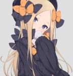  1girl abigail_williams_(fate) black_bow blonde_hair blue_eyes bow fate/grand_order fate_(series) forehead gamuo grey_background hair_bow long_hair long_sleeves looking_at_viewer orange_bow simple_background solo upper_body 