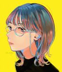  1girl absurdres bangs black_shirt blue_hair brown_hair expressionless glasses highres looking_at_viewer medium_hair multicolored_hair original portrait red_eyes richard_(ri39p) shirt simple_background solo yellow_background 