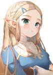  1girl blonde_hair blue_shirt blurry blurry_background blush braid crossed_arms depth_of_field face green_eyes hair_ornament hairpin highres long_hair long_sleeves looking_at_viewer parted_lips pointy_ears princess_zelda ryota_(ry_o_ta) shirt signature simple_background solo the_legend_of_zelda upper_body white_background 