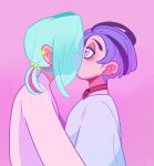  2boys aqua_hair choker earrings highres iccoco jewelry kiss medium_hair multiple_boys original pink_background profile purple_eyes purple_hair short_hair simple_background upper_body yaoi 