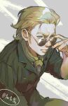  1boy adjusting_eyewear artist_name blonde_hair blue_eyes expressionless green_shirt grey_background highres kazuhira_miller looking_at_another male_focus metal_gear_(series) metal_gear_solid_peace_walker shirt short_hair sideburns sideways_glance simple_background sleeves_rolled_up solo sunglasses twitter_username two-tone_background weitong_zhanshi white_background yellow_neckwear 