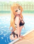  1girl ahoge bangs bare_arms bare_shoulders bikini black_bikini blonde_hair blurry blurry_background blush breasts cleavage collarbone day depth_of_field eyebrows_visible_through_hair green_eyes hair_ornament hairclip hyanna-natsu long_hair looking_at_viewer medium_breasts original outdoors parted_lips partially_submerged pool poolside smile solo swimsuit very_long_hair water wet x_hair_ornament 