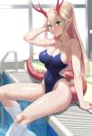  1girl arm_up bangs blonde_hair blush breasts cleavage competition_swimsuit covered_navel dragon_girl dragon_horns dragon_tail green_eyes high_ponytail highres horns large_breasts long_hair looking_at_viewer one-piece_swimsuit original parted_lips pointy_ears pool pool_ladder poolside prime sitting solo swimsuit tail wet 