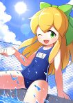  1girl ;d absurdres arm_up blonde_hair blue_swimsuit bow chain-link_fence cloud covered_navel day fence green_bow green_eyes hair_bow happy highres hondaranya legs_apart long_hair mega_man_(classic) mega_man_(series) one-piece_swimsuit one_eye_closed open_mouth outdoors ponytail ribbon roll_(mega_man) school_swimsuit sitting sky smile solo splashing sun swimsuit thighs upper_teeth water water_drop 
