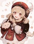  1girl :d ahoge backpack bag bangs brown_gloves brown_scarf cabbie_hat carrying clover_print coat commentary_request dodoco_(genshin_impact) eyebrows_visible_through_hair genshin_impact gloves hair_between_eyes hat hat_feather hat_ornament highres jumpy_dumpty juu_(era-mogu-mogu) klee_(genshin_impact) light_brown_hair long_hair long_sleeves looking_at_viewer low_twintails open_mouth orange_eyes pocket pointy_ears randoseru red_coat red_headwear scarf sidelocks simple_background smile solo symbol-only_commentary twintails white_background 