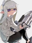  1girl ballpoint_splatling_(splatoon) black_footwear black_leggings black_shorts collared_jacket full_body glint grey_hair grey_hairband grey_jacket gun hairband highres holding holding_gun holding_weapon inkling inkling_girl jacket leggings leggings_under_shorts long_hair parted_lips pointy_ears purple_eyes shoes shorts simple_background solo splatoon_(series) splatoon_3 teeth tentacle_hair weapon white_background yomeniwan 