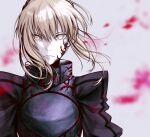  1girl armor artoria_pendragon_(fate) bangs blurry blurry_background closed_mouth fate/stay_night fate_(series) floating_hair frown grey_background hair_between_eyes highres looking_at_viewer medium_hair no_mae_(mikakatachi) saber_alter silver_hair solo upper_body yellow_eyes 