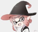  1girl :d artist_name black_hat fangs grey_eyes hat inkling inkling_girl inkling_player_character open_mouth plum0o0 pointy_ears short_hair signature smile solo splatoon_(series) suction_cups teeth tentacle_hair upper_body witch_hat 
