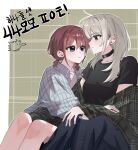  2girls black_choker black_shirt blue_eyes blush choker closed_mouth commentary_request earclip girls_band_cry green_background green_shirt grey_eyes grey_hair grey_shirt highres i2727272727 iseri_nina kawaragi_momoka korean_commentary korean_text long_hair multicolored_hair multiple_girls plaid_background plaid_clothes plaid_shirt red_hair roots_(hair) shirt short_sleeves short_twintails sweatdrop translation_request twintails yuri 