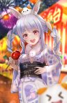  1girl :d absurdres alternate_costume animal_ear_fluff animal_ears blue_hair blurry blurry_background braid bunny candy_apple carrot_hair_ornament creature depth_of_field don-chan_(usada_pekora) fireworks food food-themed_hair_ornament food_stand fur_scarf hair_ornament hand_on_hip highres hololive japanese_clothes kimono long_hair looking_at_viewer multicolored_hair nori_55512 nousagi_(usada_pekora) obi open_mouth photobomb print_kimono rabbit_ears rabbit_girl red_eyes sash scarf shirt short_eyebrows smile solo summer_festival thick_eyebrows twin_braids twintails two-tone_hair usada_pekora virtual_youtuber white_hair white_kimono white_scarf white_shirt yukata 