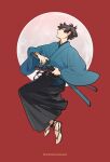  1boy absurdres black_hakama blue_eyes blue_kimono brown_hair chinese_commentary closed_mouth commentary_request copyright_name dual_wielding fate/samurai_remnant fate_(series) full_body full_moon hakama hakama_pants highres holding holding_sword holding_weapon japanese_clothes katana kimono long_sleeves looking_at_viewer luciaicefish male_focus miyamoto_iori_(fate) moon pants red_background sheath sheathed simple_background solo sword toes topknot waraji weapon wide_sleeves 
