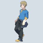  1boy bangs black_pants blonde_hair blue_eyes blue_shirt chain closed_mouth clothes_around_waist commentary ear_clip full_body gloves go-lurk grey_background highres male_focus pants pokemon pokemon_(game) pokemon_dppt shirt shoes short_hair simple_background single_glove solo spiked_hair standing volkner_(pokemon) white_gloves yellow_footwear 