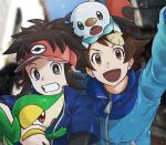  2boys :d arm_up baseball_cap blue_jacket bright_pupils brown_eyes brown_hair clenched_teeth commentary_request hat highres hilbert_(pokemon) holding holding_pokemon jacket looking_at_viewer male_focus multiple_boys nate_(pokemon) on_head open_mouth oshawott pkpokopoko3 pokemon pokemon_(creature) pokemon_(game) pokemon_bw pokemon_bw2 pokemon_on_head shirt short_hair short_sleeves smile snivy teeth tongue visor_cap white_pupils zipper_pull_tab 