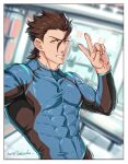  1boy alternate_costume bara black_hair blue_bodysuit bodysuit covered_abs covered_navel diarmuid_ua_duibhne_(lancer)_(fate) diarmuid_ua_duibhne_(saber)_(fate) fate/grand_order fate_(series) gym hair_between_eyes highres long_sleeves looking_at_viewer male_focus medium_hair mole mole_under_eye muscular muscular_male pectorals smile solo taut_clothes upper_body v yaosan233 