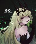  1girl artist_name black_gloves claw_ring colored_skin commentary eyebrows_visible_through_hair from_behind gloves green_background green_hair headgear highres honkai_(series) honkai_impact_3rd instagram_logo long_hair looking_at_viewer looking_back md5_mismatch mobius_(honkai_impact) parted_lips purple_eyes self_upload shirt solo strapless teeth tube_top twitter_logo twitter_username uma_mordida upper_body white_shirt 
